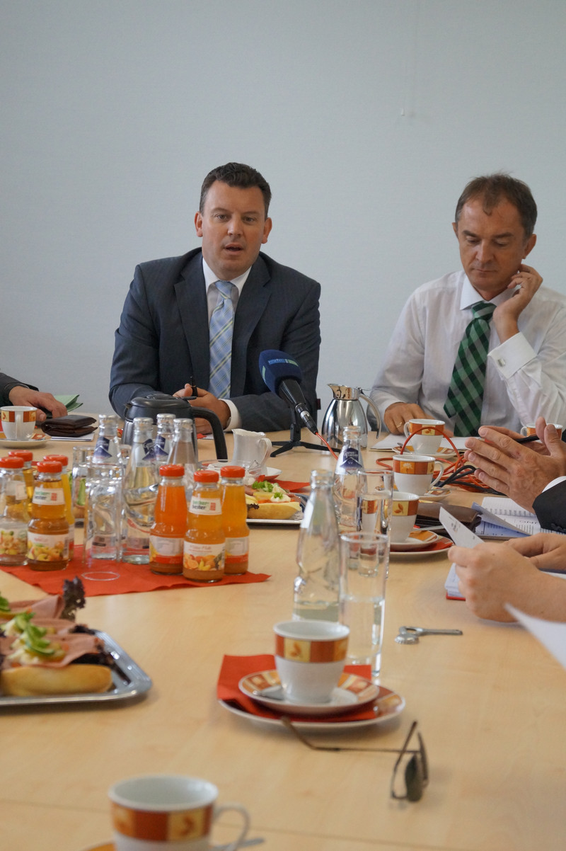 Finanzminister André Schröder (links) bei der PK, gemeinsam mit Bildungsminister Marco Tullner