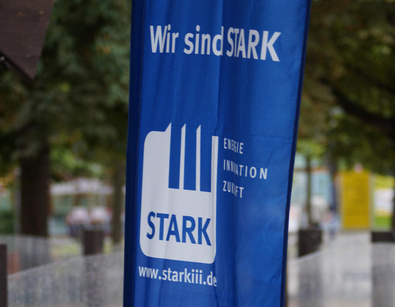 Blaues Banner mit STARK III-Symbol und Schriftzug "Wir sind stark"