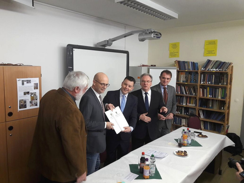 Übergabe Förderbescheid, vlnr.: Ernst Zörner (Schulleiter), Dr. Bernd Wiegand (OB Halle), André Schröder (Finanzminister), Dr. Reiner Haseloff (Ministerpräsident), Marco Tullner (Bildungsminister)