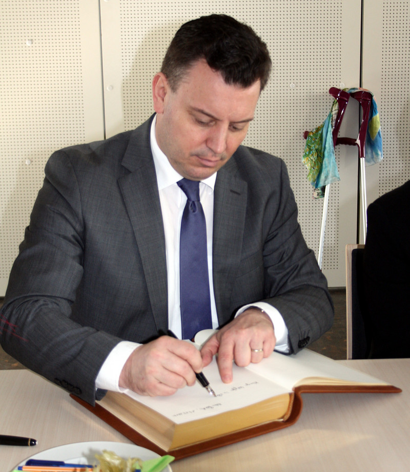 Bördegrundschule Hohe Börde (OT Hermsdorf), Finanzminister André Schröder trägt sich ins Goldene Buch der Gemeinde ein